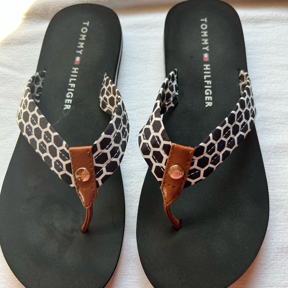 Tommy Hilfiger women’s black and white flip flop